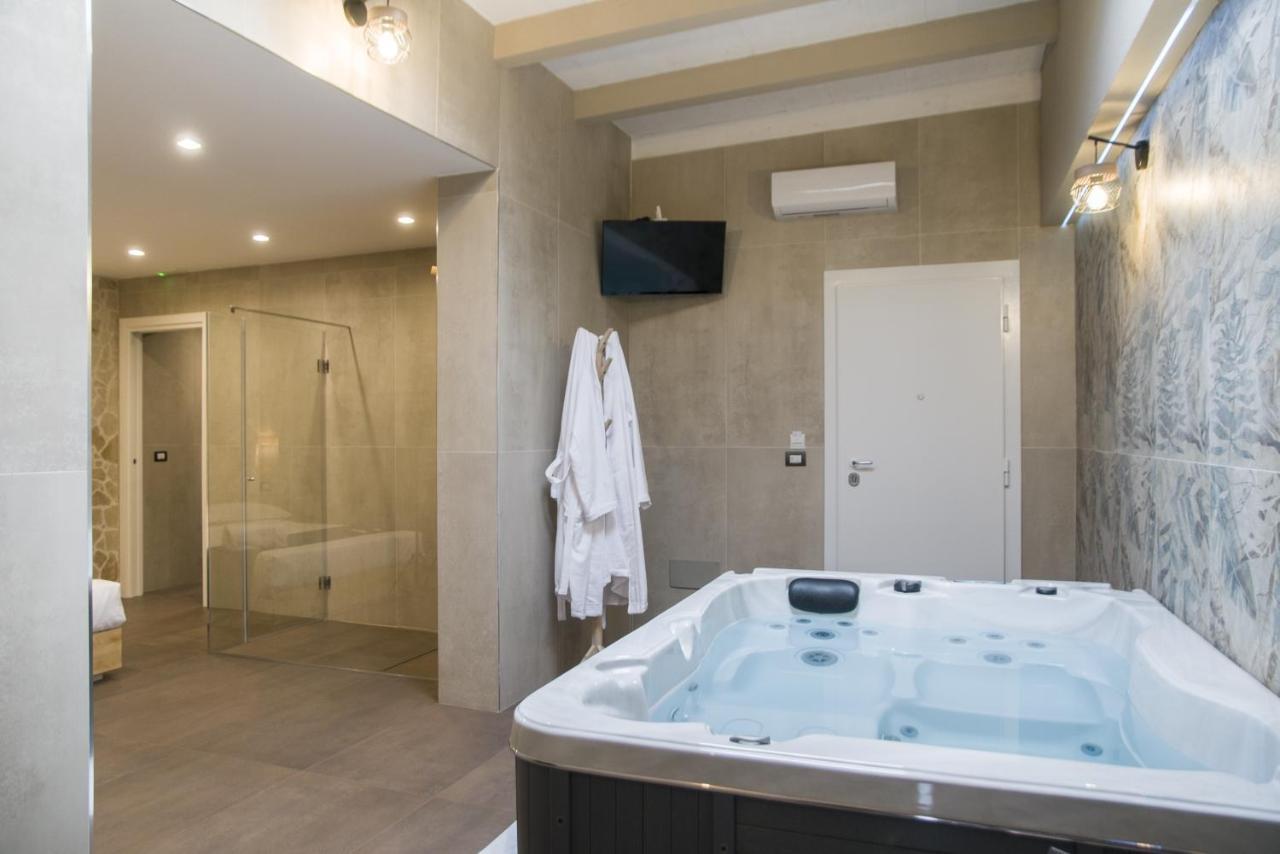 Suite 18 Luxury Apartments Bari Exterior foto